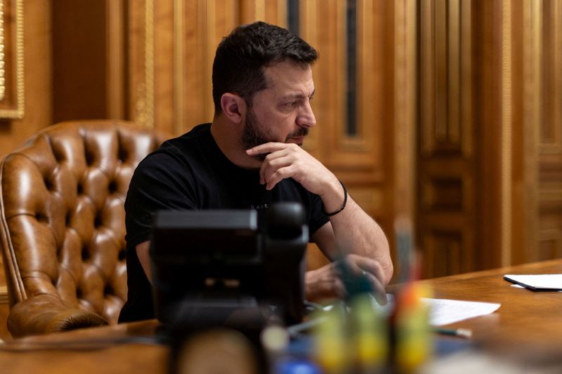 &copy; Reuters. Presidente da Ucrânia, Volodymyr Zelenskiy, durante telefonema com premiê israelense, Benjamin Netanyahu
08/10/2023
Serviço de Imprensa Presidencial da Ucrânia/Divulgação via REUTERS