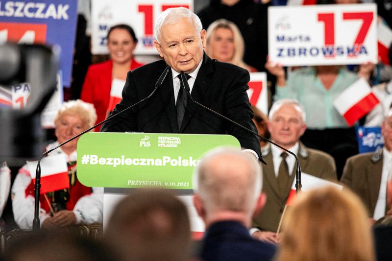 © Reuters. The leader of Poland's ruling Law and Justice (PiS) party, Jaroslaw Kaczynski campaigns before Sunday's parliamentary elections in Przysucha, Poland October 9, 2023. Agencja Wyborcza.pl/Marcin Kucewicz via REUTERS