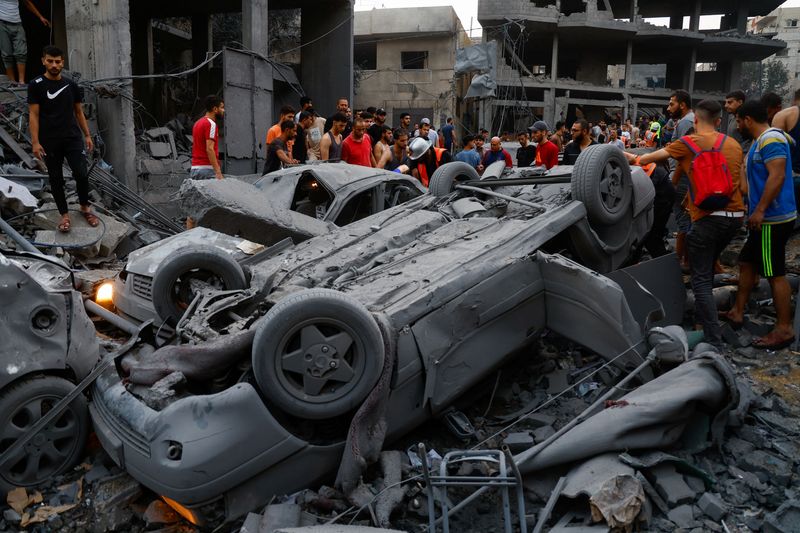 &copy; Reuters. Les Palestiniens inspectent les dégâts à Gaza. /Photo prise le 9 octobre 2023/REUTERS/Mohammed Salem
