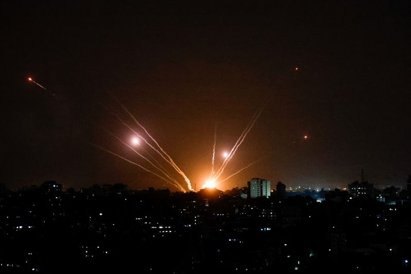 &copy; Reuters. صواريخ يجري إطلاقها من غزة نحو إسرائيل مساء الاثنين. تصوير: محمد سالم - رويترز 