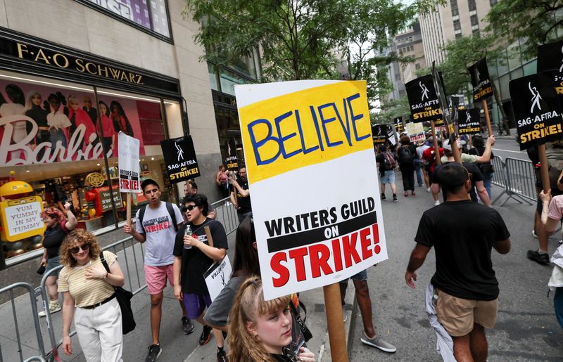 &copy; Reuters. Les membres de la Striking Writers Guild of America (WGA) et de la Screen Actors Guild (SAG) à New York, aux États-Unis. /Photo prise le 14 juillet 2023/REUTERS/Brendan Mcdermid