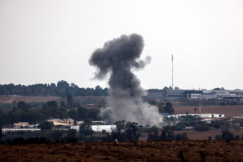 &copy; Reuters. A rocket launched from the Gaza Strip strikes an area near Sderot, southern Israel October 9, 2023. REUTERS/Amir Cohen   