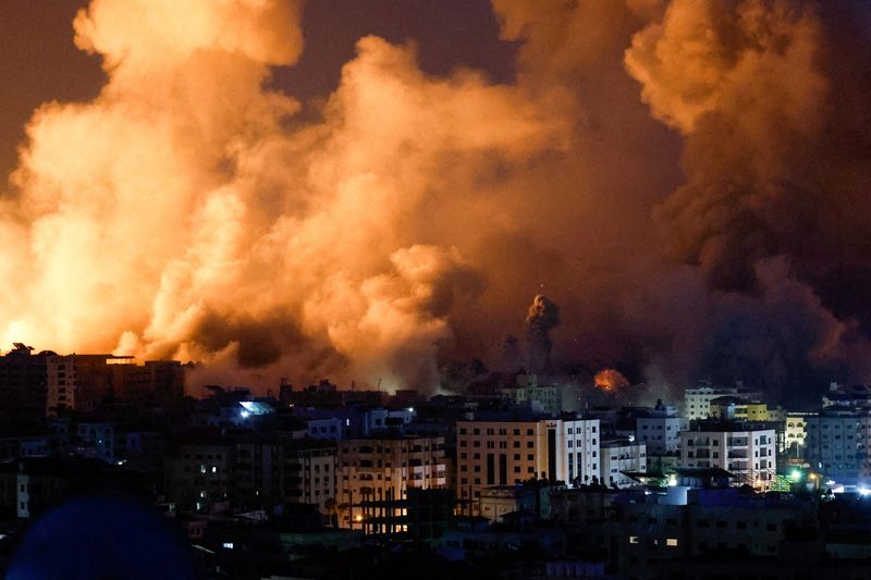 &copy; Reuters. Flames and smoke billow during Israeli strikes in Gaza, October 9, 2023. REUTERS/Mohammed Salem     TPX IMAGES OF THE DAY