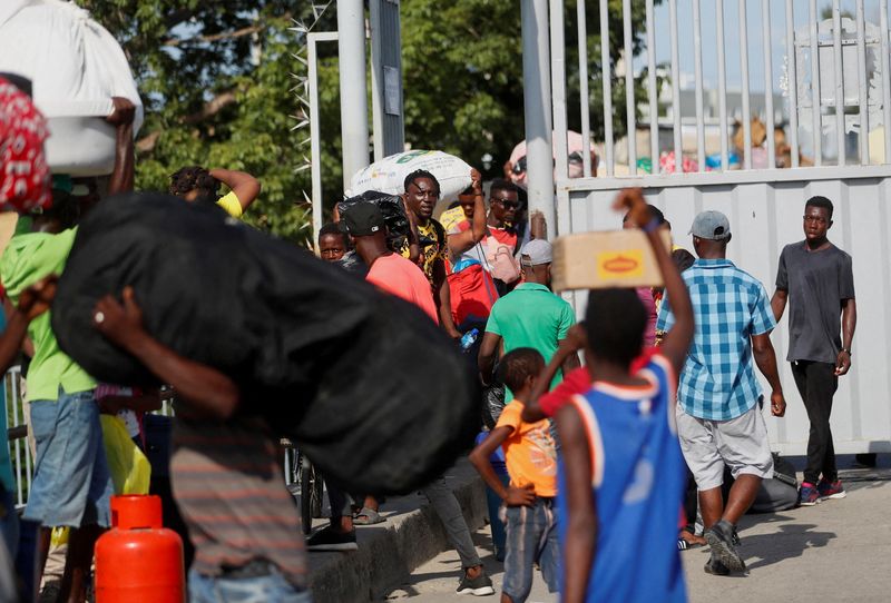 &copy; Reuters. Haitianos carregam pertences pessoais enquanto cruzam fronteira entre a República Dominicana e o Haiti
14/9/2023 REUTERS/Octavio Jones/Arquivo