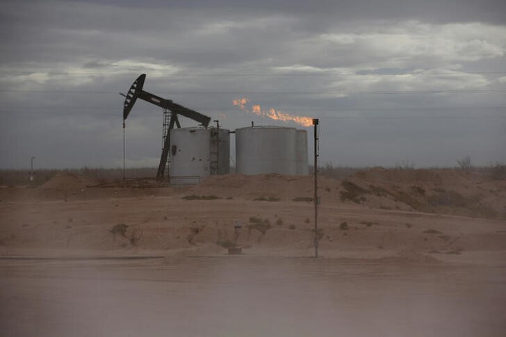 &copy; Reuters. 原油先物価格は１０日のアジア市場序盤の取引で小幅下落。前日には中東の戦闘激化による供給不安で４％超上昇していた。写真は、米テキサス州で稼働中の原油ポンプジャッキ。２０１９