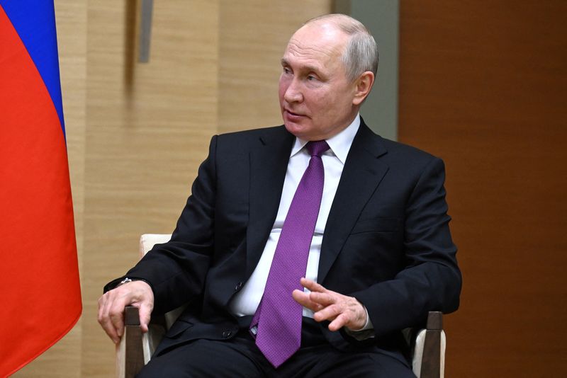 &copy; Reuters. الرئيس الروسي فلاديمير بوتين خلال اجتماع خارج العاصمة موسكو في السابع من أكتوبر تشرين الأول 2023 . صورة لرويترز من وكالة سبوتنيك الروسية للأن