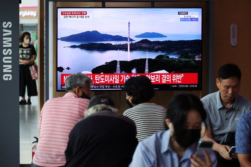 &copy; Reuters. FILE PHOTO: Passengers watch a TV broadcasting a news report on North Korea firing a space rocket, at a railway station in Seoul, South Korea, August 24, 2023.    REUTERS/Kim Hong-Ji/File Photo