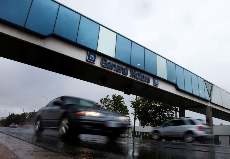 &copy; Reuters. FILE PHOTO: Cars pass under an overpass at the General Motors Car assembly plant in Oshawa, June 1, 2012. REUTERS/Mark Blinch/File Photo
