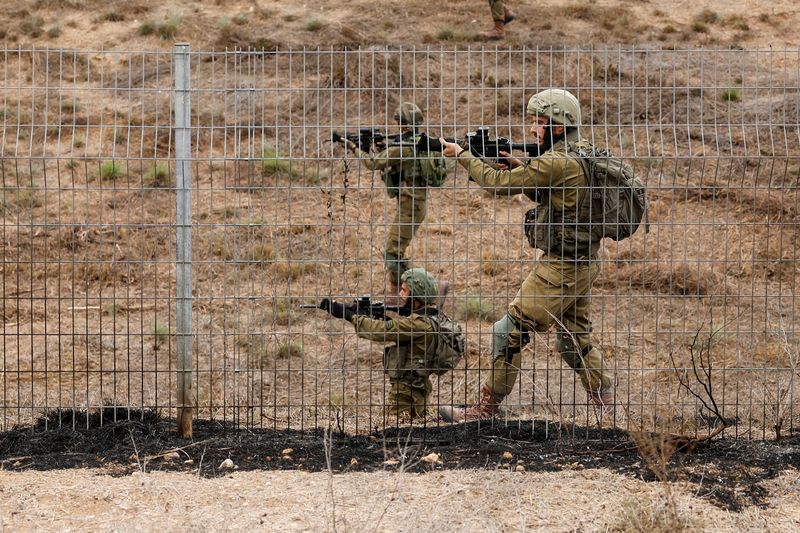 © Reuters. جنود إسرائيليون يقومون بمسح منطقة بالقرب من سديروت في جنوب إسرائيل يوم الاثنين. تصوير: عامير كوهين - رويترز.