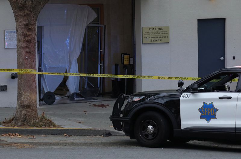 © Reuters. سيارة شرطة تقف بالقرب من القنصلية الصينية في سان فرانسيسكو عقب وقوع حادث اصطدام سيارة بالقنصلية يوم الاثنين. تصوير : ناثان فراندينو - رويترز.

