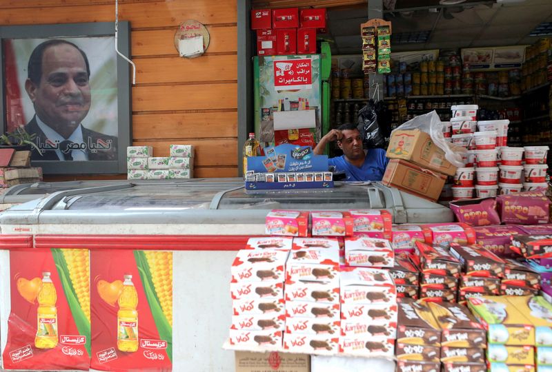 &copy; Reuters. FILE PHOTO: A vendor sits next to an image of Egyptian Ptsident Abdel Fattah el-Sisi, at a vegetable market in Cairo, Egypt October 9, 2023. REUTERS/Mohamed Abd El Ghany/File photo