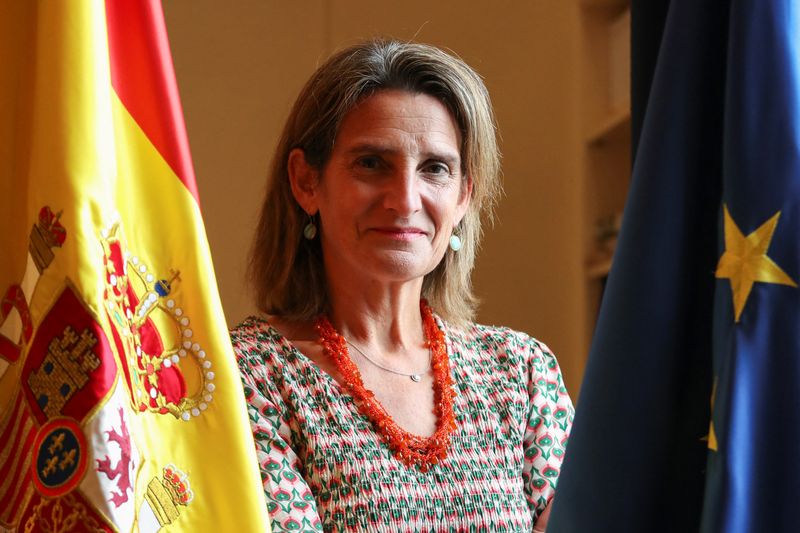 &copy; Reuters. FOTO ARCHIVO: La ministra española de Transición Ecológica en funciones, Teresa Ribera, posa para un retrato tras una entrevista con Reuters en la sede del ministerio en Madrid, España, 7 de octubre de 2022. REUTERS/Violeta Santos Moura/Foto de archiv