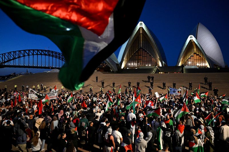 &copy; Reuters. مشاركون في مسيرة مؤيدة للفلسطينيين خارج دار الأوبرا في سيدني يوم الاثنين. صورة لرويترز من وكالة أسوشيتد برس الأسترالية. يحظر استخدام الصورة