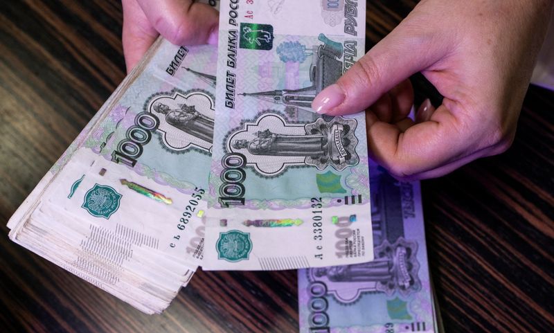 © Reuters. FILE PHOTO: An employee counts Russian 1000-rouble banknotes in a bank office in Moscow, Russia, in this illustration picture taken October 9, 2023. REUTERS/Maxim Shemetov/Illustration/File photo