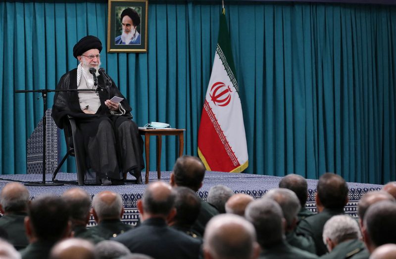 &copy; Reuters. الزعيم الأعلى الإيراني آية الله علي خامنئي خلال اجتماع في طهران يوم 17 أغسطس آب 2023. صورة لرويترز من وكالة أنباء غرب آسيا. 

