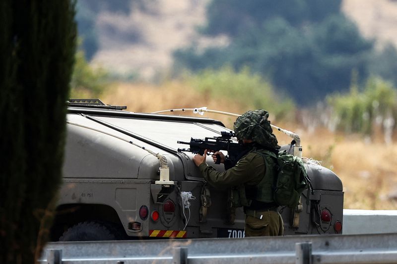 &copy; Reuters. Un soldato israeliano vicino al confine con Libano. 10 ottobre 2023.  REUTERS/Lisi Niesner