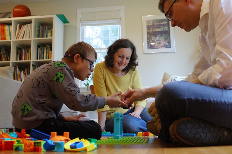 &copy; Reuters. Nine-year-old Oskar Hillerstrom, who has Down syndrome, builds with Lego blocks with his mother Lianor and his father Hampus at their home in Lexington, Massachusetts, U.S., October 6, 2023. REUTERS/Brian Snyder