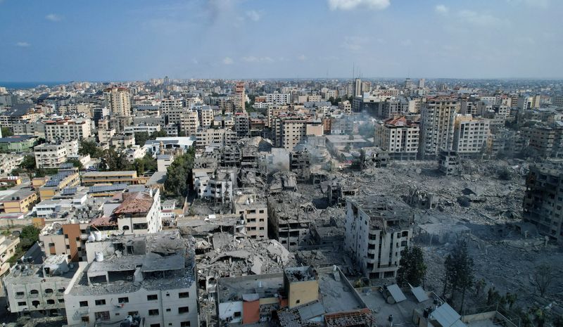 &copy; Reuters. Case ed edifici distrutti dagli attacchi di Israele nella città di Gaza, 10 ottobre 2023. REUTERS/Shadi Tabatibi