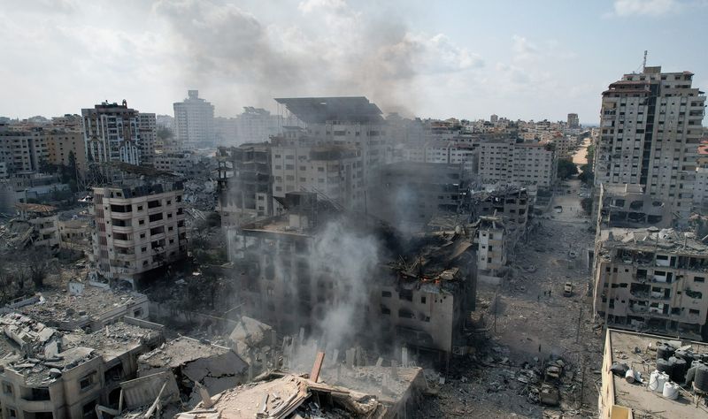 &copy; Reuters. منظر يظهر الدخان بالقرب من المنازل والمباني التي دمرتها الضربات الإسرائيلية في مدينة غزة يوم الثلاثاء. تصوير:  شادي طباطيبي- رويترز. يحظر إع