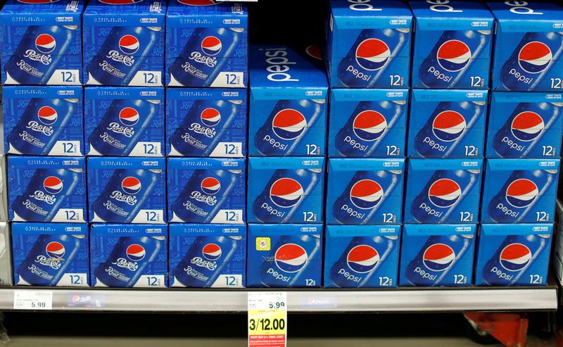 &copy; Reuters. FILE PHOTO: Cans of Pepsi are pictured at a grocery store in Pasadena, California, U.S., July 11, 2017.   REUTERS/Mario Anzuoni/File Photo