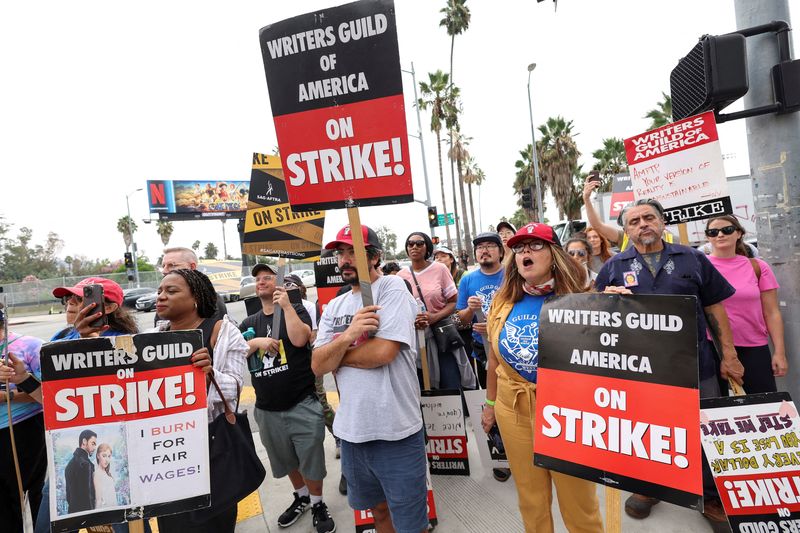 &copy; Reuters. FILE PHOTO: SAG-AFTRA actors and Writers Guild of America (WGA) writers walk the picket line during their ongoing strike outside Netflix offices in Los Angeles, California, U.S., September 22, 2023. REUTERS/Mario Anzuoni/File Photo