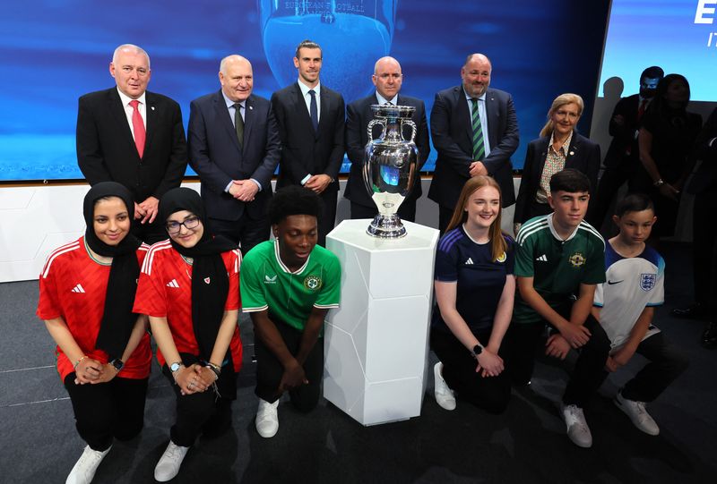 &copy; Reuters. سفيرا بريطانيا وأيرلندا والوفد يلتقطون صورة بعد الإعلان عن استضافة بريطانيا وأيرلندا بطولة أوروبا 2028 في نيون بسويسرا يوم الثلاثاء. تصوير: د