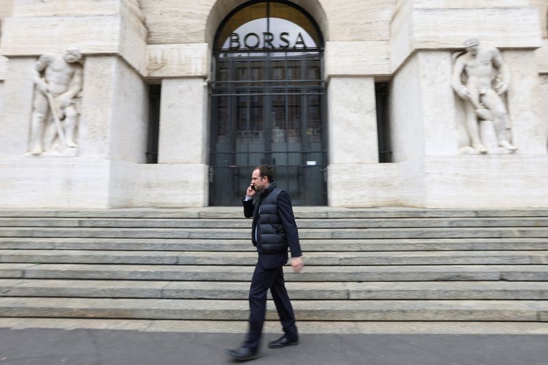 &copy; Reuters. Un uomo passa di fronte alla borsa di Milano. 13 marzo 2023. REUTERS/Claudia Greco