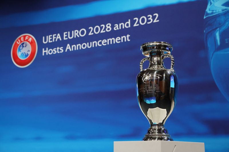 &copy; Reuters. L'annuncio dei Paesi ospitanti degli Europei di calcio del 2028 e del 2032, 10 ottobre 2023 REUTERS/Denis Balibouse