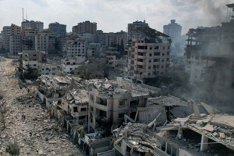 &copy; Reuters. Casas e prédios destruídos por ataques aéreos israelenses em Gaza
10/10/2023    REUTERS/Shadi Tabatibi