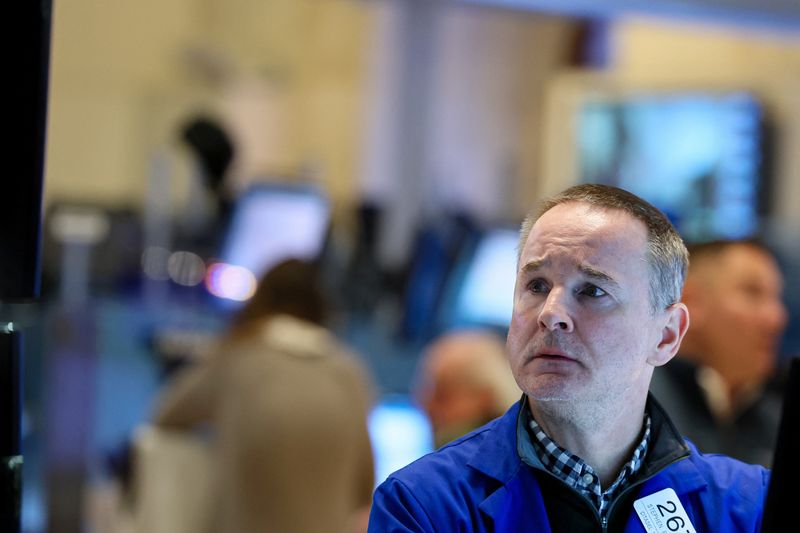&copy; Reuters. Des traders sur le parquet de la Bourse de New York, aux Etats-Unis. /Photo prise le 28 septembre 2023/REUTERS/Brendan McDermid