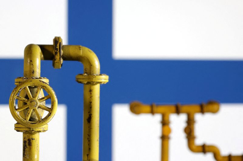 &copy; Reuters. FILE PHOTO: Model of natural gas pipeline and Finland flag, July 18, 2022. REUTERS/Dado Ruvic/Illustration/File Photo