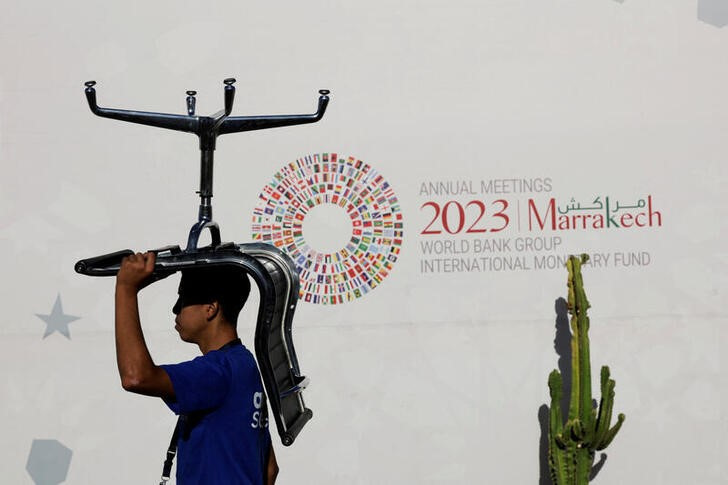 © Reuters. A worker carries a chair on his head on the first day of the annual meeting of the International Monetary Fund and the World Bank, following last month's deadly earthquake, in Marrakech, Morocco, October 9, 2023. REUTERS/Susana Vera