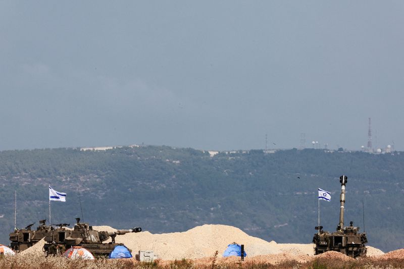 &copy; Reuters. Israeli tanks are positioned near Israel's border with Lebanon, in northern Israel, October 10, 2023. REUTERS/Ammar Awad