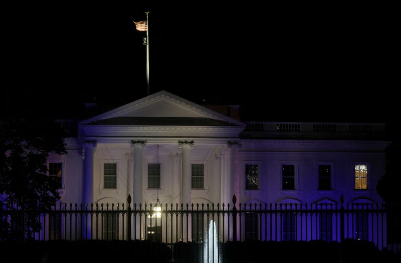 &copy; Reuters. البيت الأبيض مضاء بألوان العلم الإسرائيلي في واشنطن يوم الاثنين. تصوير: ليا ميليس- رويترز.
