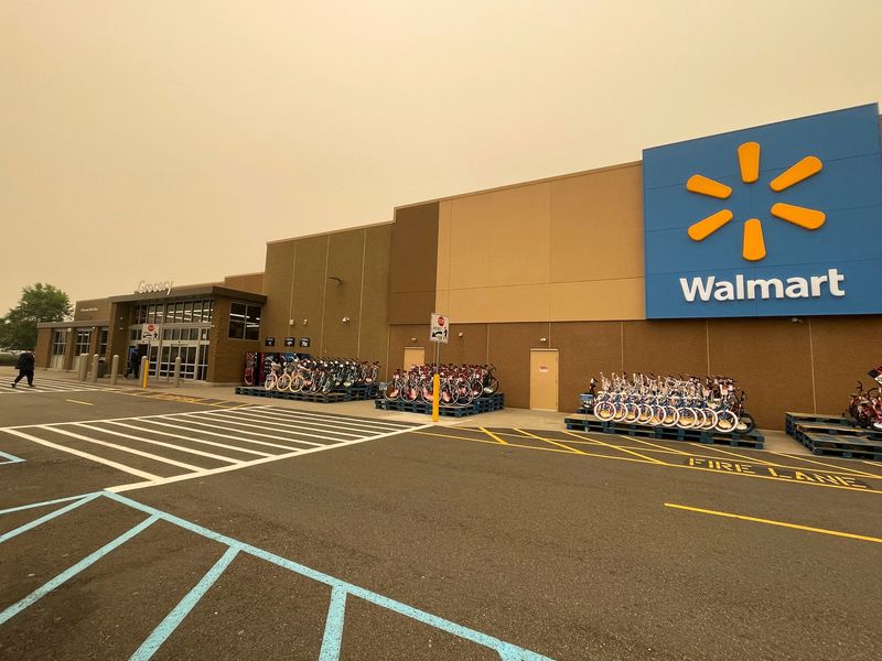 &copy; Reuters. FILE PHOTO: View of Walmart's newly remodeled Supercenter, in Teterboro, New Jersey, U.S., June 7, 2023. REUTERS/Siddharth Cavale/File Photo