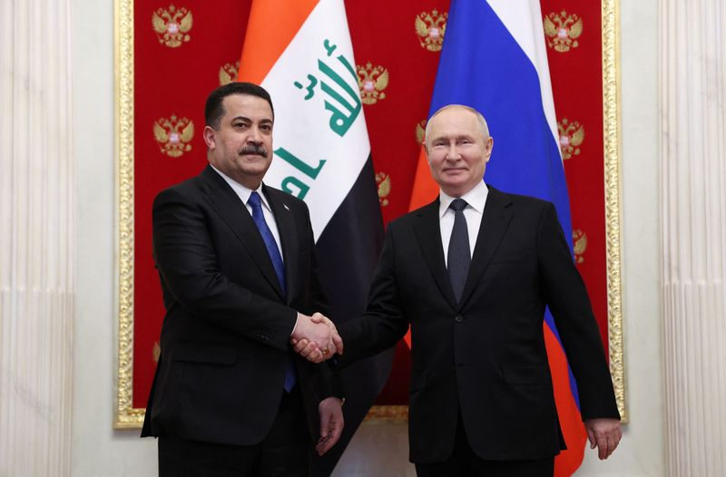 © Reuters. Russian President Vladimir Putin and Iraqi Prime Minister Mohammed Shia Al-Sudani shake hands while posing for a picture during a meeting in Moscow, Russia, October 10, 2023. Sputnik/Sergei Bobylyov/Pool via REUTERS