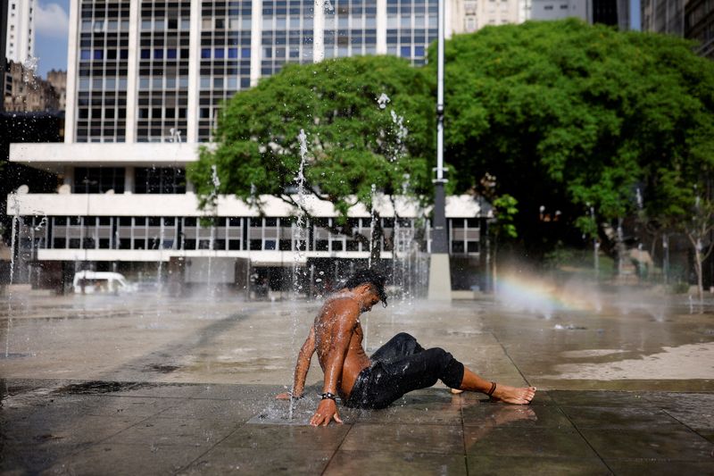 &copy; Reuters. Homem em situação de rua usa chafariz para se refrescar e se lavar durante onda de calor no Vale do Anhangabaú, em São Paulo
22/09/2023 REUTERS/Amanda Perobelli