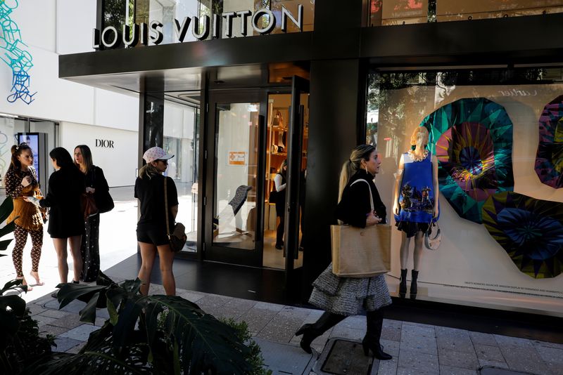 &copy; Reuters. Passanti davanti al negozio Louis Vuitton nel Miami Design District, a Miami, Florida, Stati Uniti, 30 novembre 2021. REUTERS/Marco Bello