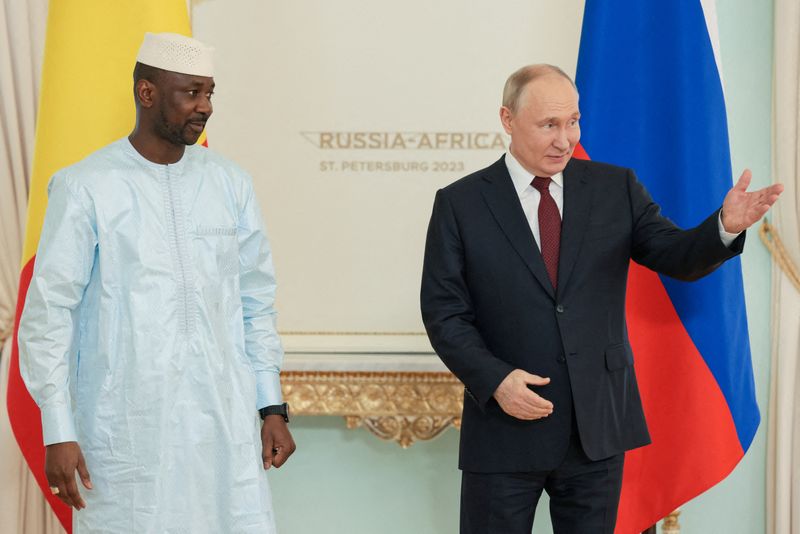 &copy; Reuters. FILE PHOTO: Russia's President Vladimir Putin shows the way to Mali's President Assimi Goita during a meeting following the Russia-Africa summit in Saint Petersburg, Russia, July 29, 2023. Mikhail Metzel/TASS Host Photo Agency via REUTERS/File Photo