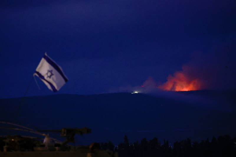 &copy; Reuters. Flame and smoke rise over Lebanon as seen from Israel's border with Lebanon, in northern Israel, October 10, 2023. REUTERS/Ammar Awad