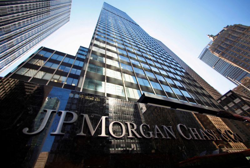&copy; Reuters.  Il logogo fuori dalla sede di JP Morgan Chase & Co a New York, 19 settembre 2013. REUTERS/Mike Segar/File Photo