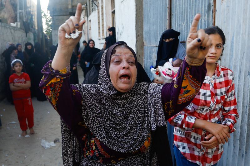 &copy; Reuters. Une femme réagit alors que les Palestiniens assistent aux funérailles de Zakaria Abu Maamar à Khan Younis, dans le sud de Gaza. /Photo prise le 10 octobre 2023/REUTERS/Ibraheem Abu Mustafa