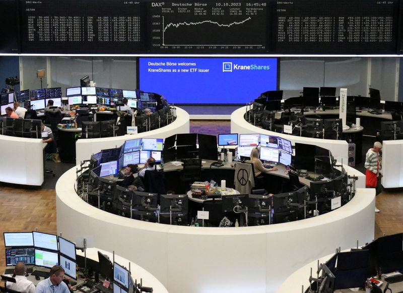 &copy; Reuters. شاشات تعرض بيانات مؤشر داكس الألماني في بورصة فرانكفورت يوم الثلاثاء. تصوير: رويترز. 