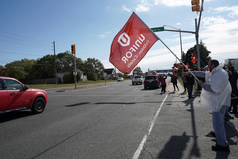 &copy; Reuters. Trabalhadores do sindicato Unifor fazem piquetes em entrada de complexo da GM em Oshawa, Ontário, Canadá
10/10/2023 REUTERS/Arlyn McAdorey