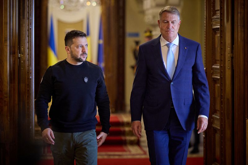 &copy; Reuters. Presidente da Ucrânia, Volodymyr Zelenskiy, se reúne com presidente da Romênia, Klaus Werner Iohannis, em Buchareste
10/10/2023
Serviço de Imprensa da Presidência da Ucrânia/Divulgação via REUTERS