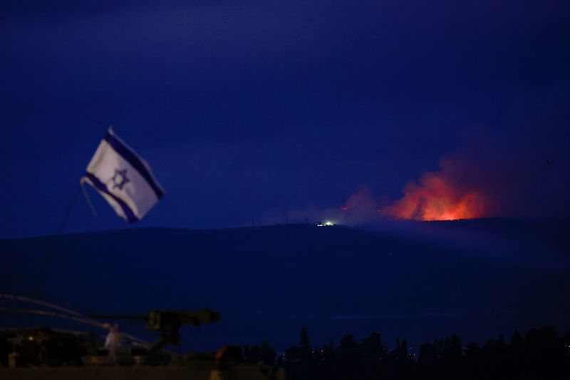 &copy; Reuters. Les flammes s'élèvent au-dessus du Liban, vues depuis le nord d'Israël. /Photo prise le 10 octobre 2023/REUTERS/Ammar Awad 