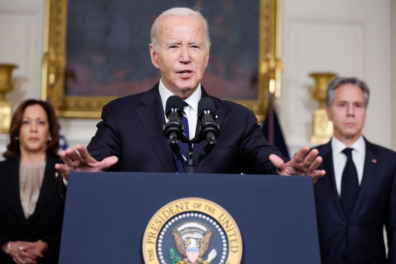 &copy; Reuters. U.S. President Joe Biden, accompanied by Vice President Kamala Harris and U.S. Secretary of State Antony Blinken, makes remarks after speaking by phone with Israeli Prime Minister Benjamin Netanyahu about the situation in Israel following Hamas' deadly at