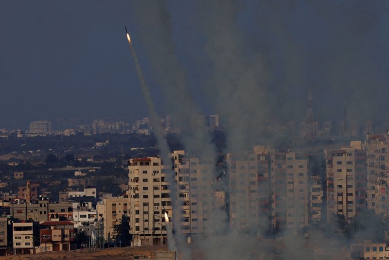 © Reuters. إطلاق صواريخ من غزة باتجاه إسرائيل يوم الثلاثاء. تصوير: محمد سالم - رويترز.