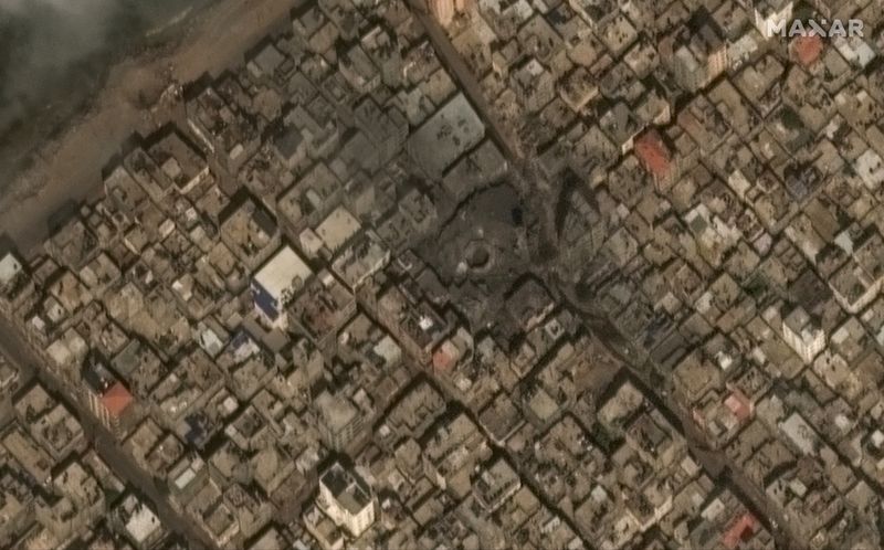 &copy; Reuters. Vue satellite de la mosquée al Gharbi dans l'ouest de Gaza. /Photo prise le 10 octobre 2023/Maxar Technologies