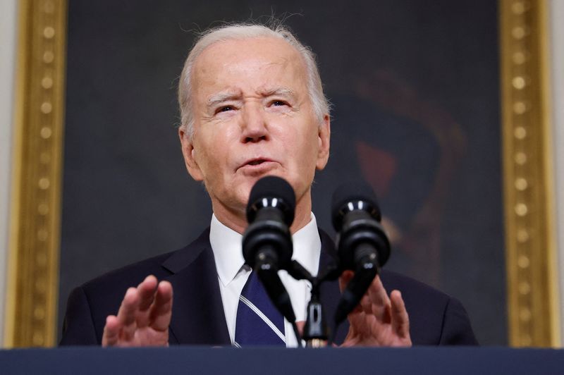 &copy; Reuters. U.S. President Joe Biden makes remarks after speaking by phone with Israeli Prime Minister Benjamin Netanyahu about the situation in Israel following Hamas' deadly attacks, from the State Dining Room at the White House in Washington, U.S. October 10, 2023